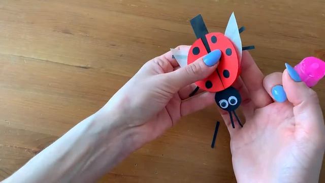 Божья коровка и кузнечик из бумаги. Насекомые своими руками.