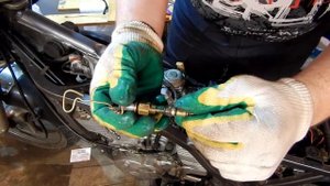 Замена поршневых колец и маслосъемных колпачков Yamaha SRX 400 4 Часть 1 (разборка)