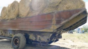 Перевозка сена ПО РЕКЕ! Тракторы ДТ-75, Т-150К, ПОНТОН!
