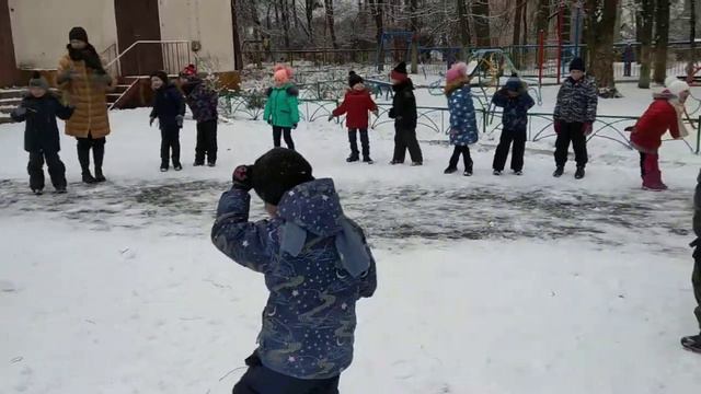 Игры на свежем воздухе зимой.