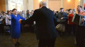 Играй, гармонь орловская.