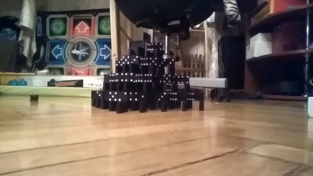 Супер пирамида из домино падает! Цепная реакция из домино! смотреть онлайн