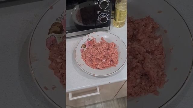 Пережарка морковки на сковородке для фрикаделического супа