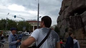 Дорога от метро Баррикадная до входа в Московский зоопарк днем весной