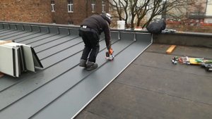 Монтаж фальцевой кровли /Falzmaschine/Falz Seamer II/Seamingmachine/Фальцезакаточная машинка