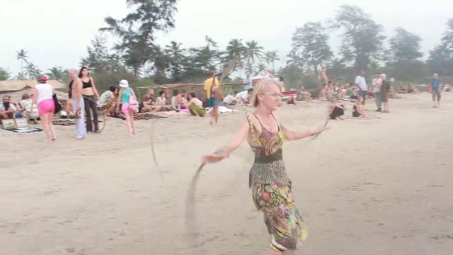 Девушка крутит кольца на Арамболе смотреть онлайн