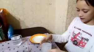 Опыт о поведении мела и соли в воде