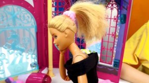 Салон красоты - Барби видео для девочек. Смешные истории куклы Barbie