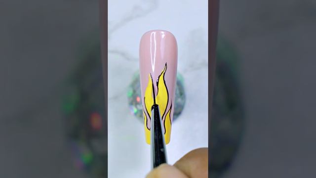 Дизайн ногтей пламя из комиксов