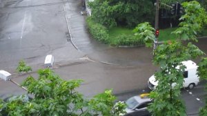 Потоп в Киеве. Машины плавают в потоках воды. У людей уносит вещи. Вода блокирует тротуары.