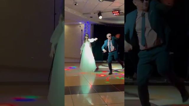 Танец отца и дочери. Удивили всех. Сюрприз на свадьбе. смотреть онлайн