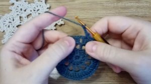 Очень красивая САЛФЕТКА ? ПОДСТАВКА крючком из пряжи двух цветов