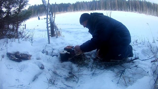 Чаепитие на зимней рыбалке. Шпикачки на печке щепочнице . смотреть онлайн