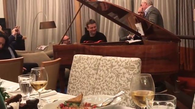 Российский премьер-министр танцует под армянскую народную музыку. смотреть онлайн