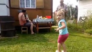 Дети танцуют под гармонь!