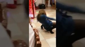 Пьяная девушка дико отжигает на корпоративе СМОТРЕТЬ ДО КОНЦА