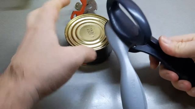 Как открыть консерву. Консервный нож Tupperware.