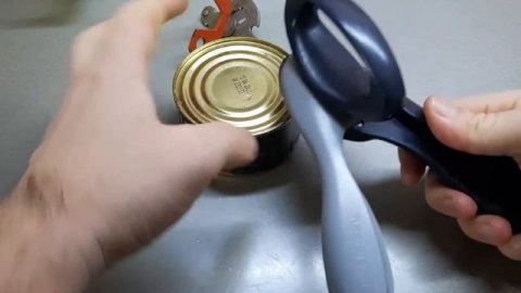 Как открыть консерву. Консервный нож Tupperware.