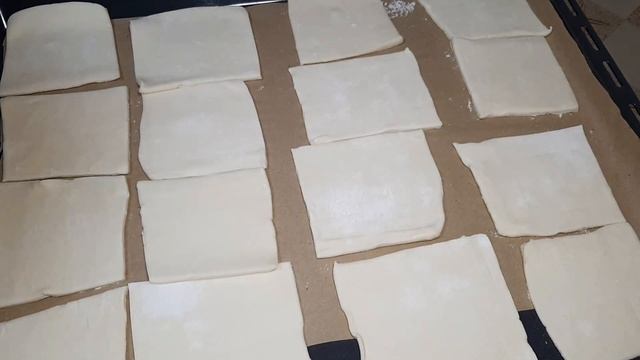 Мини пиццы из слоеного теста. Пица на скорую руку. Пицца. Мини пицца