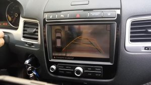 На VW Touareg. Замена камеры заднего вида , на камеру 2016 года с омывателем.