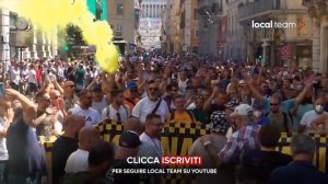- DRAGHI, PAPPONI, FUORI DAI COGLIONI - Tassisti italiani protestano davanti a Palazzo Chigi.
