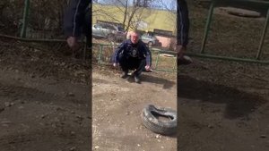 Ты зачем мне стекло разбил? - Да у меня ребята погибают! / Неадекват напал на случайного водителя