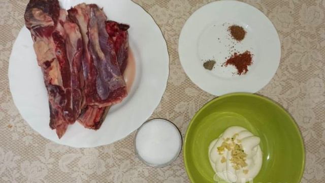 Говяжьи ребрышки с майонезом, чесноком и специями в рукаве в духовке