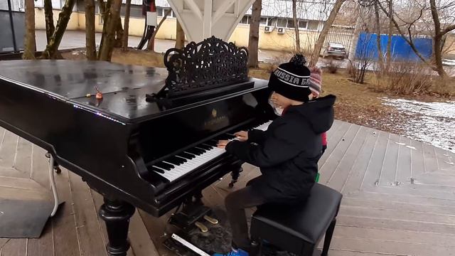 Гибридный рояль в парке Сокольники смотреть онлайн
