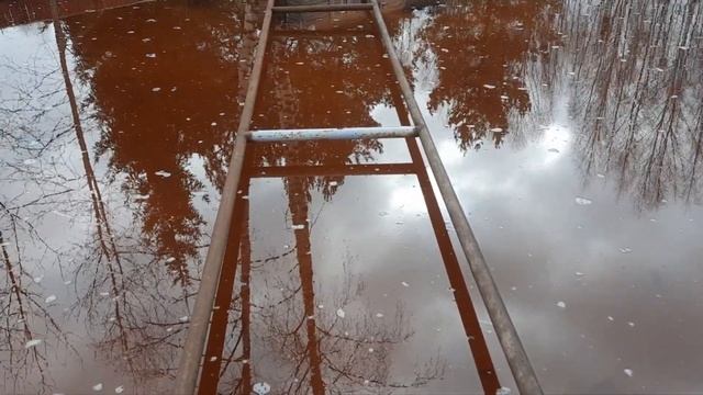 Движение воды в пруду. Лед ложится на дно пруда.
