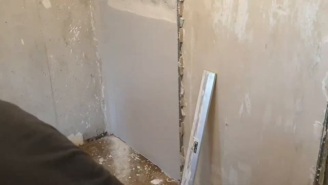 Установка маяков и штукатурка стен