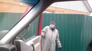 бомжиха  танцует