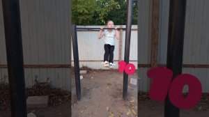 Девочка подтягивается на спор на турнике!