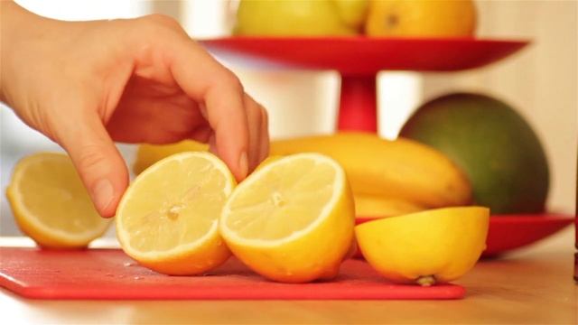 Тёплая вода с лимоном натощак. Польза лимонного сока. смотреть онлайн