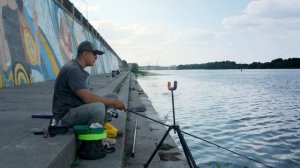 ФІДЕР В МІСТІ. Вечірня рибалка на набережній в Києві