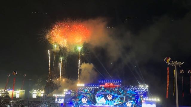 Красивый салют в Халонг, Вьетнам, праздник 60 лет провинции Quang Ninh
