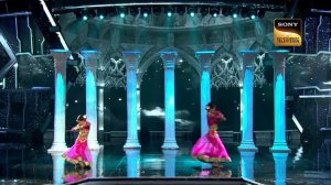 Super Dancer 4 | 'Rang De' के गाने पर Tabu ने किया Stage पर Perform | Cute Performance