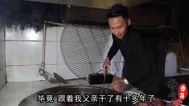 无锡美女厨娘20年独门秘方卤肥肠，138一斤自称无利润，烧火烧菜样样行外地人慕名来！【好食勇哥】 смотреть онлайн