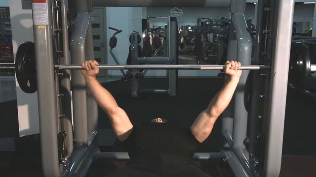 0062 Жим штанги от груди лежа на горизонтальной скамье в тренажере Смитта смотреть онлайн