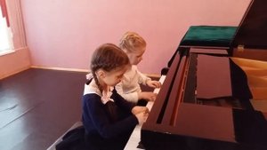 Сергеева Алиса 6 лет, Возгова Аня 7 лет  И.  Рехин Тум балалайка