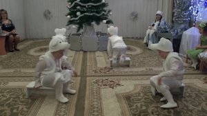 Танец белых медведей в старшей группе на новогоднем утреннике 2014.Муз. рук. Максюта Г. В.