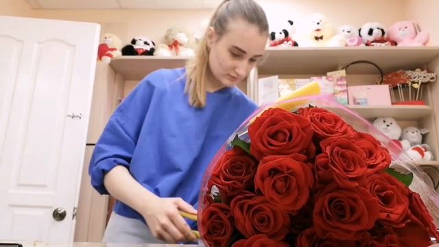 Работа ФЛОРИСТОМ - закулисье / Устроилась БЕЗ опыта работы / Обработка роз / составление букета.