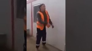 Узбек танцует на стройке