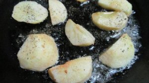 Куриная печень с жареным яблоком