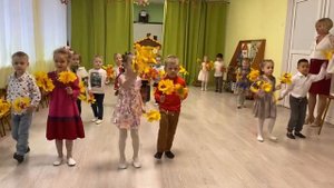 Вход на Осенний утренник. «Осенняя прогулка» Средняя группа.