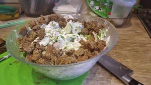 Салат с сухариками и курицей