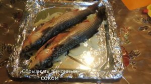 Кефаль, запеченная в духовке под луковой шубой с лимоном и майонезом