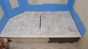 Ванная комната с душевым поддоном в квартире на последнем этаже