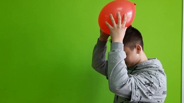 №4 Можно ли приклеить шарик к стене без клейких веществ?