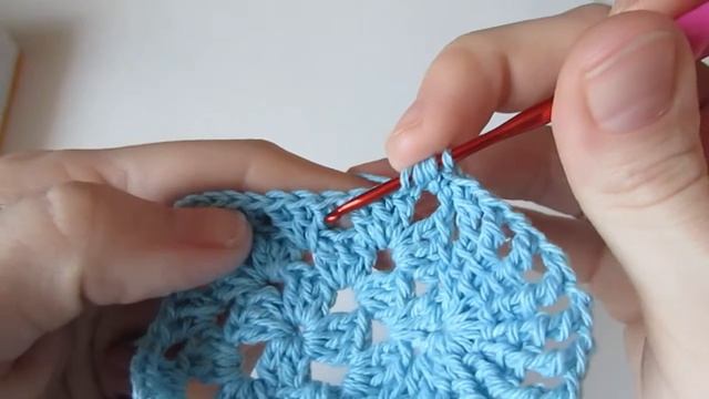 Сердечко на основе "бабушкиного квадрата" с комбинированными столбиками на День всех Влюбленных. смотреть онлайн