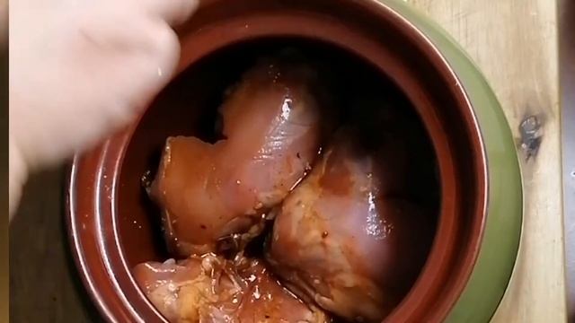 Куриные бедра в глине в духовке, быстро и просто #курицавдуховке #блюдавгоршке #куриныбедрышкивкусн смотреть онлайн